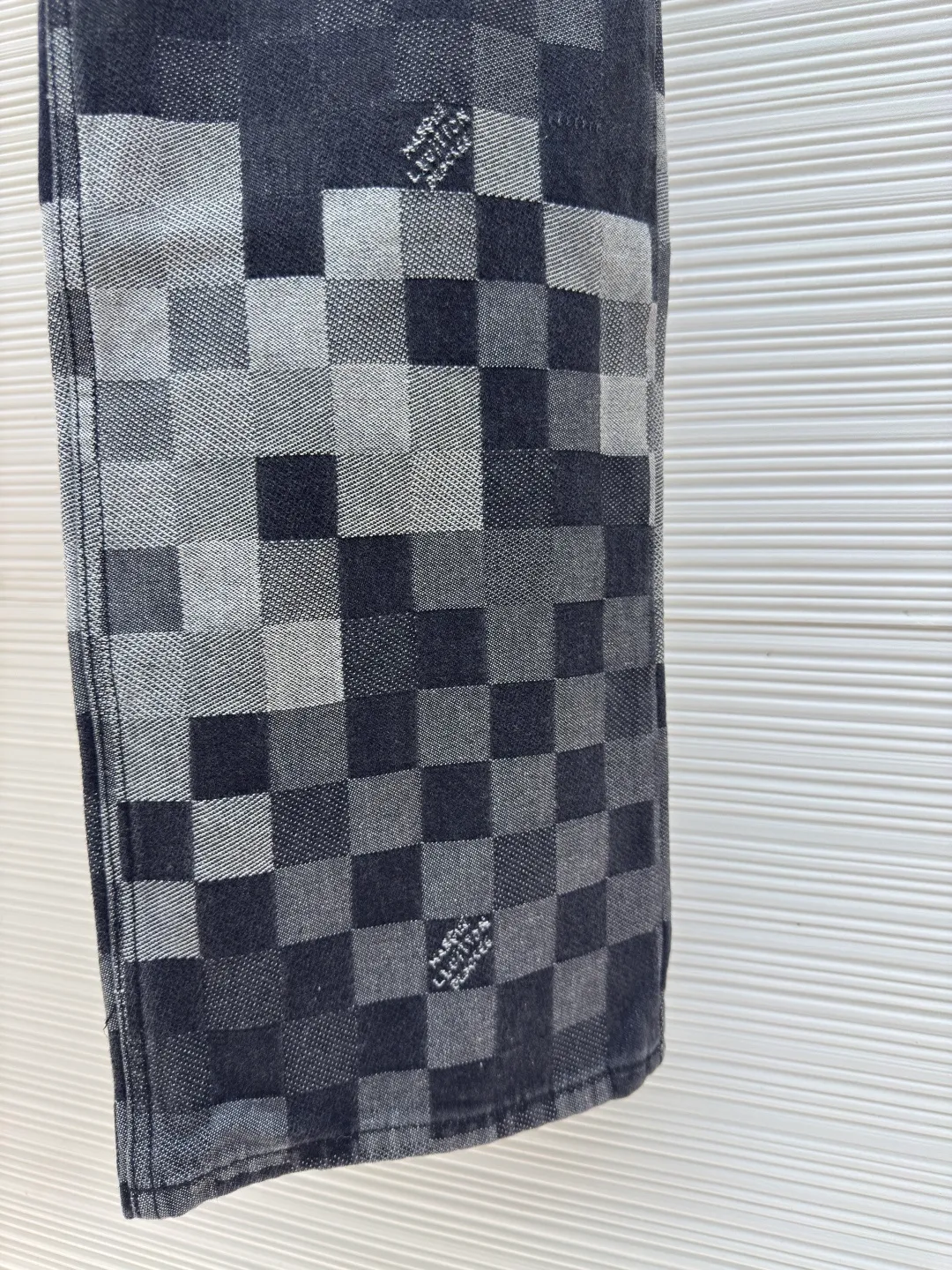LOUIS VUITTON checkerboard mosaic denim trousers ●Authentic product: Purchased and developed for 15600 ●Item number: 1680020-B40 ●Fabric: denim fabric ●Technology: Jacquard technology ●Version: Fitted version ●Size: 30-32-34-36 ●Weight: about 1250g ●Description: Gradient mosaic plaid fabric developed as it is Restored letter jacquard on denim The minimum order quantity for the pearl hardware laser engraving logo is 6w. The cost of a single pearl button is RMB. The details are processed perfectly. After the garment is ready, the enzyme soaking and washing process is used to make the denim slightly yellowed to show the traces of time. Finally, the buttons are hand-buttoned. Machine equipment cannot be used for buttoning because the button material is pearls. The scrap rate of machine buttoning is 40%. The 13 pearl buttons on the whole body are all hand-buttoned. Unreplicable works of art pay tribute to Fei Dong. The overall wiring is straight and delicate, the fabric is comfortable and soft, and the color is consistent without color difference. It can be matched with the same style to create a fashionable look and control various occasions. Customized accessories, complete with three standards, same style for men and women!